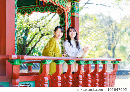 與朋友一起享受觀光的年輕女子 105647695