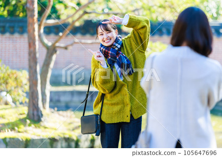 兩位女士在旅遊景點拍紀念照 105647696