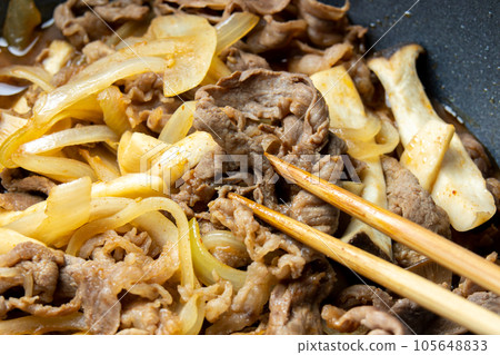 Stir-fried beef, onions and king oyster mushrooms, cooking scene. 105648833