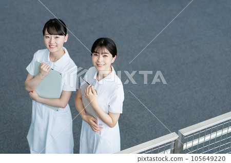 在醫院工作的年輕女護士 在醫院工作的年輕女護士 105649220