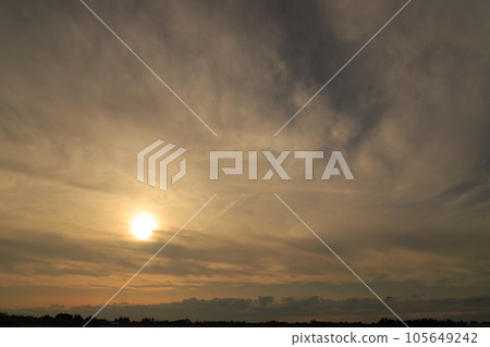 美麗的夕陽天空 美麗的夕陽天空 105649242