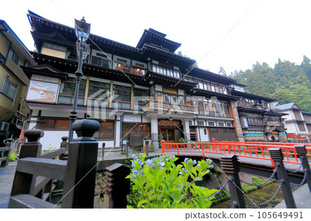 大正浪漫銀山溫泉街在夏日晨霧中醒來 105649491