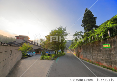 大正浪漫銀山溫泉街在夏日晨霧中醒來 大正浪漫銀山溫泉街在夏日晨霧中醒來 105649519