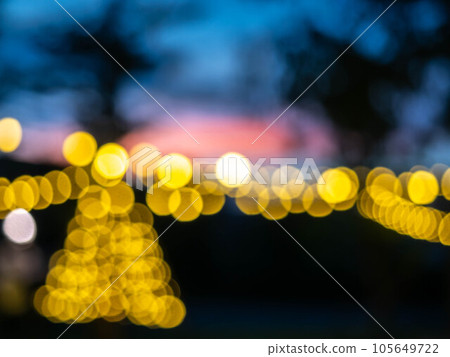 Blurred of light bulbs with twilight colorful sky in courtyard for background Blurred of light bulbs with twilight colorful sky in courtyard for background 105649722