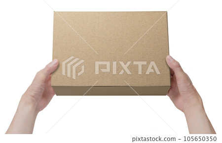 拿著紙板箱的手 105650350