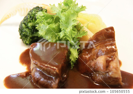 燉牛肉和薯餅 燉牛肉和薯餅 105650555
