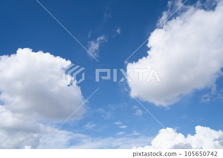 清澈的夏日藍天和雲彩 清澈的夏日藍天和雲彩 105650742