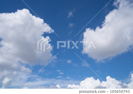 清澈的夏日藍天和雲彩 清澈的夏日藍天和雲彩 105650743