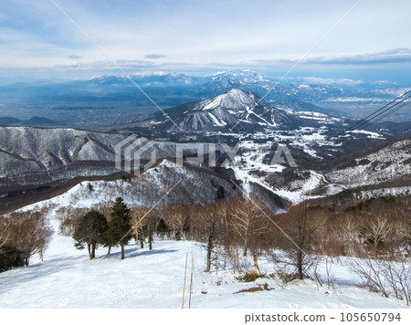 Steep slope course and mountains overlooked from the ski resort ropeway summit station (Ryuoo Ski Park, Nagano Prefecture) 105650794