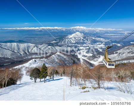 Steep slope course and mountains overlooked from the ski resort ropeway summit station (Ryuoo Ski Park, Nagano Prefecture) 105650798