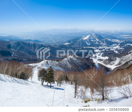 Steep slope course and mountains overlooked from the ski resort ropeway summit station (Ryuoo Ski Park, Nagano Prefecture) Steep slope course and mountains overlooked from the ski resort ropeway summit station (Ryuoo Ski Park, Nagano Prefecture) 105650800