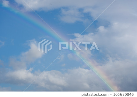 雨後藍天出現的彩虹 105650846