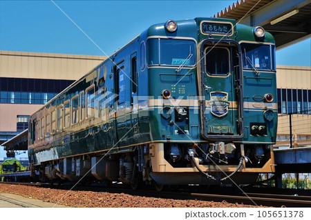 [JR West Japan] Type Kiha 40 "Belle Montagne et Mer" (Johana Line: Shin-Takaoka Station) 105651378