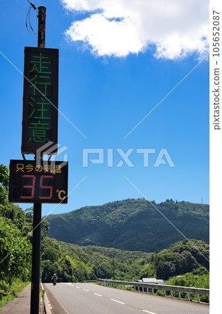 <Shimane Prefecture> Outside temperature is 35°C even in relatively cool rural mountain roads <Shimane Prefecture> Outside temperature is 35°C even in relatively cool rural mountain roads 105652087