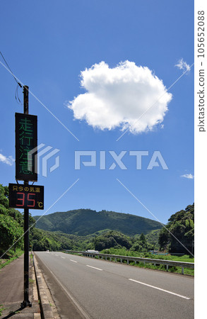 <島根縣> 即使在相對涼爽的鄉村山路上,室外溫度也高達 35°C <島根縣> 即使在相對涼爽的鄉村山路上,室外溫度也高達 35°C 105652088