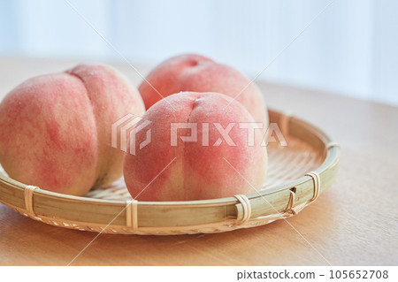 A peach served in a monkey 105652708