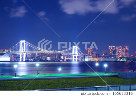 從豐洲看到的彩虹橋夜景 從豐洲看到的彩虹橋夜景 105653316