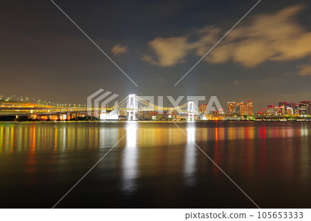 Rainbow Bridge at night seen from Toyosu 105653333