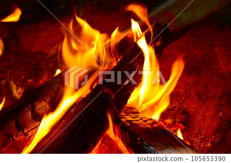 爐邊溫暖的火 105653390