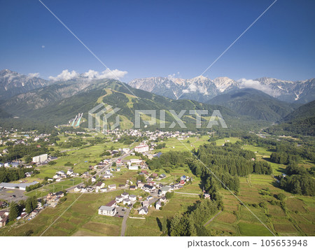 夏日早晨白馬村的壯麗景色 長野縣白馬村(無人機航拍) 夏日早晨白馬村的壯麗景色 長野縣白馬村(無人機航拍) 105653948