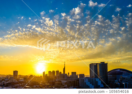 Momochihama, Jigyohama, Sawara Ward, where the sunset is beautiful, and the area around Fukuoka Tower, the blue sky and the sun are clear and crisp 105654016