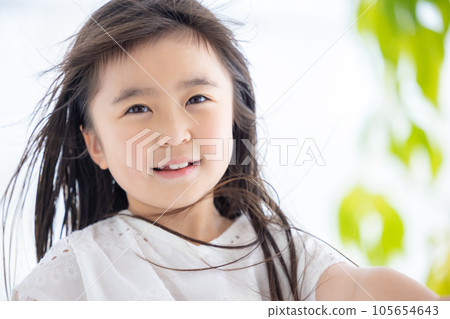 一個女孩在風中微笑的肖像 105654643