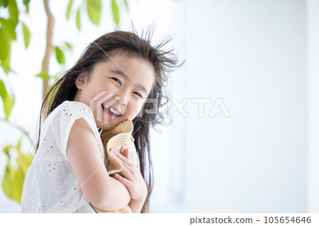 一個女孩的肖像 一個女孩拿著她的草帽,以免它被風吹走 一個女孩的肖像 一個女孩拿著她的草帽,以免它被風吹走 105654646