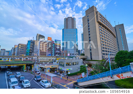 東京都千代田區飯田橋站東口方向 105654916