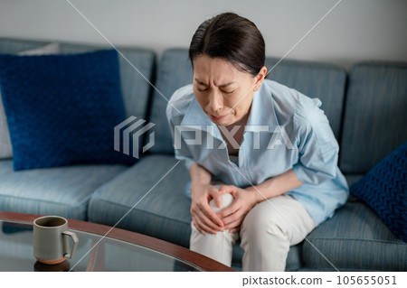 Knee pain female pain Knee pain female pain 105655051