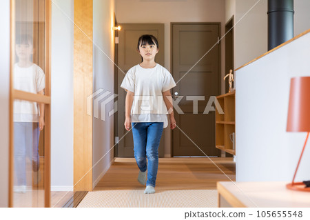 女孩走在走廊上 105655548