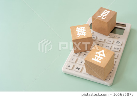 A block and a calculator written as gratuity 105655873
