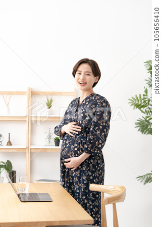 Maternity working mother Pregnant woman 105656410