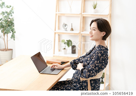 Maternity working mother Pregnant woman 105656419