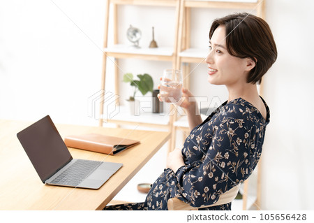 Maternity working mother Pregnant woman 105656428