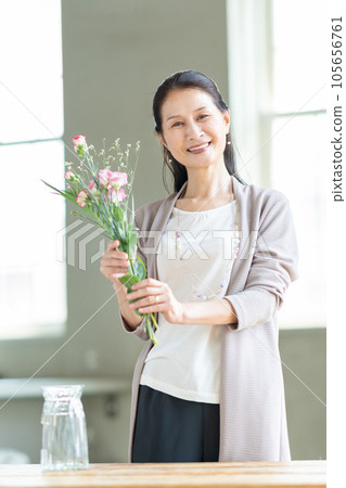 Senior women living flowers Senior women living flowers 105656761