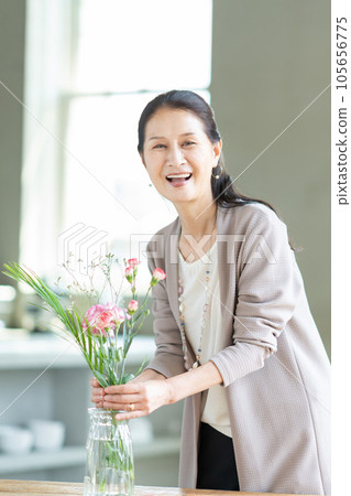 Senior women living flowers 105656775