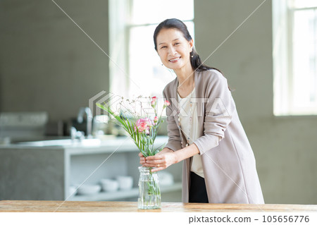 Senior women living flowers 105656776