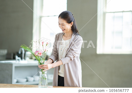 Senior women living flowers Senior women living flowers 105656777