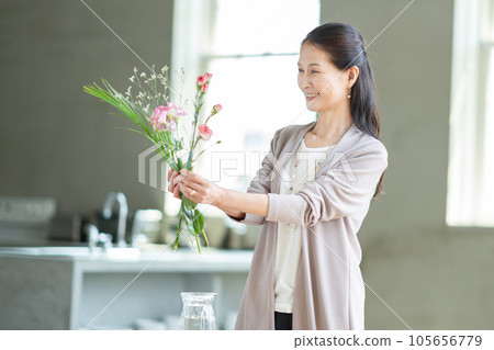 Senior women living flowers Senior women living flowers 105656779