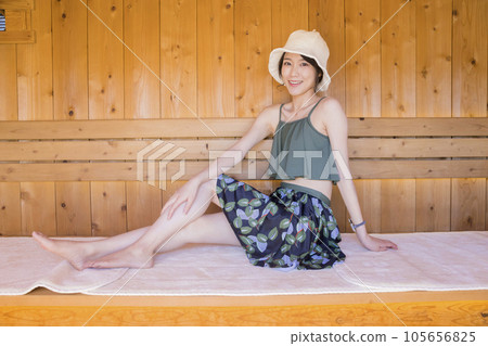 Sauna girls entering the sauna Sauna girls entering the sauna 105656825