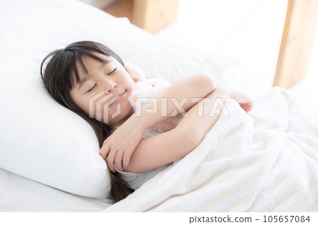 睡在床上的女孩 睡在床上的女孩 105657084