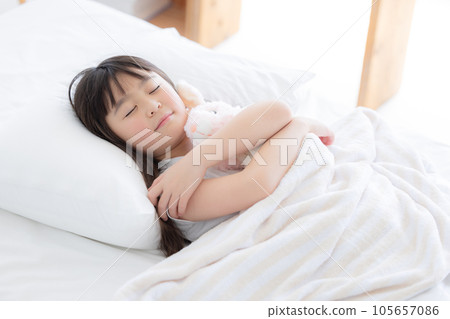 睡在床上的女孩 105657086