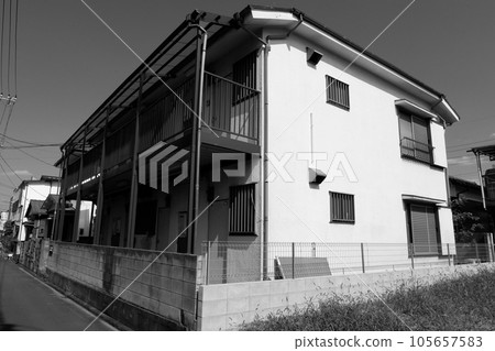 Old apartment 105657583