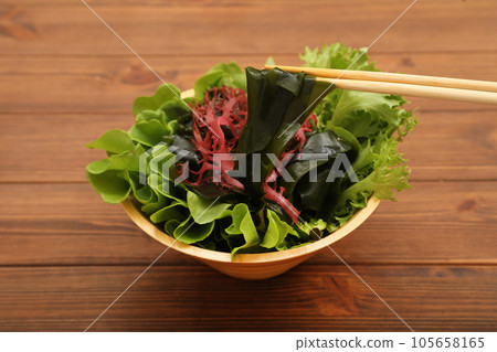 Seaweed salad 105658165