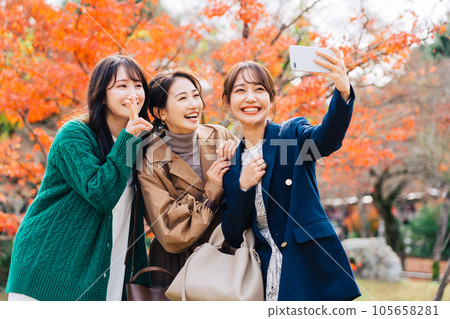 秋葉季節旅行的三名婦女 105658281