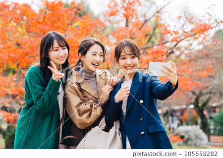 三名婦女以秋葉為背景拍照 105658282