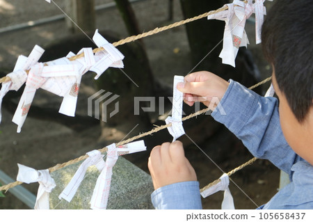 Children connecting Omikuji 105658437