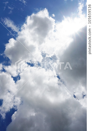 夏季藍天白雲,紫外線強烈 夏季藍天白雲,紫外線強烈 105659536