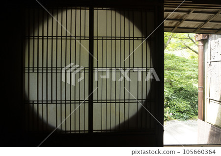 嵐山友齋亭 圓窗障子，新綠季節 105660364