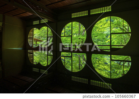 Arashiyama Yusaitei Round window room, beautiful reflections, season of fresh greenery 105660367